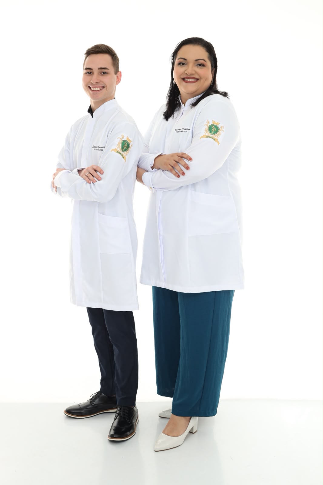 Doutora Vanessa Cristina e Doutor Luciano Guimarães, farmacêuticos clínicos, juntos de jaleco